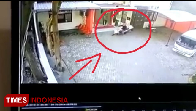 Pencurian motor di PMI Kota Probolinggo yang terekam kamera CCTV (FOTO: Happy/TIMES Indonesia)