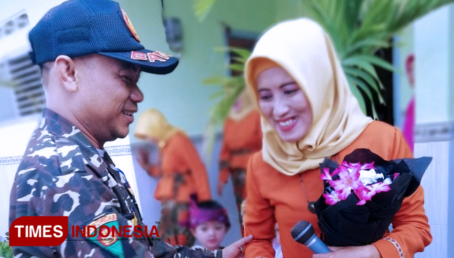 Kartini Milenial Dapat Bunga dari Banser di Situbondo