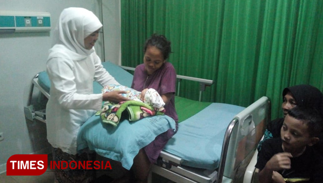 Calon Gubernur Jatim, Khofifah Indar Parawansah mengendong bayi yang baru lahir saat mengunjungi pasien ibu ibu di RSI Siti Hajar Sidoarjo. (FOTO: Rudi/TIMES Indonesia)