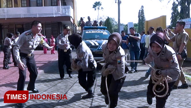Peringati Hari Kartini, Polwan Probolinggo Adu Kekuatan
