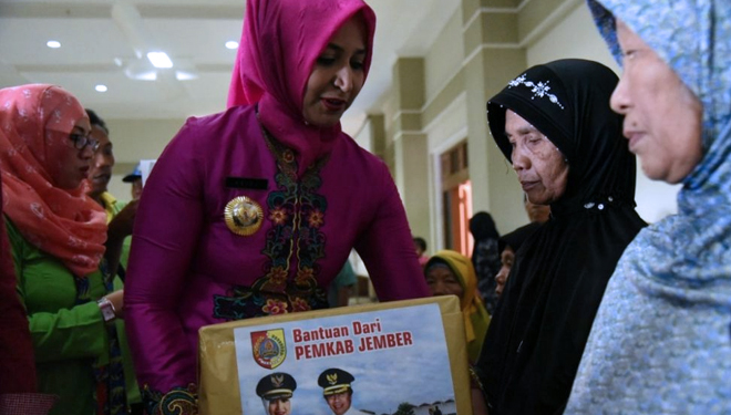 Bupati Faida membagikan bantuan kepada perempuan lansia saat peringatan Hari Kartini. (FOTO: Istimewa)