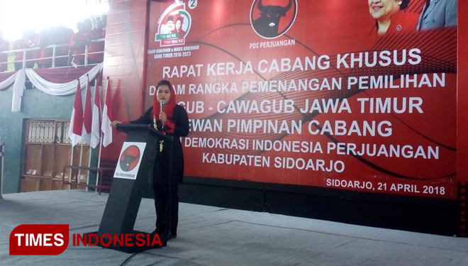 Cawagub Jatim Puti Guntur Soekarno saat berorasi didepan ribuan kader DPC PDI Perjuangan Sidoarjo. (FOTO: Rudi/TIMES Indonesia)