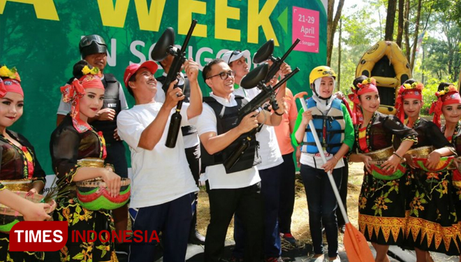 Bupati Anas membuka Festival 'A Week In Songgon' dengan menembakkan senapan paintball. (FOTO: Humas Pemkab Banyuwangi for TIMES Indonesia)