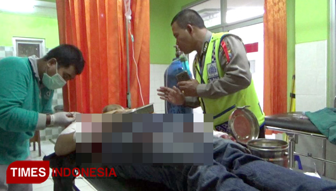 Korban begal saat menjalani perawatan di Puskesmas Wonoasih Kota Probolinggo. (FOTO: Happy/ TIMES Indonesia)