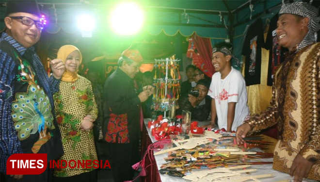 Abdul Hamid bersama Hariyanti meninjau stand pameran produk unggulan Kota Kediri, Jumat (20/4/2018). (FOTO: Lely Yuana/ TIMES Indonesia)