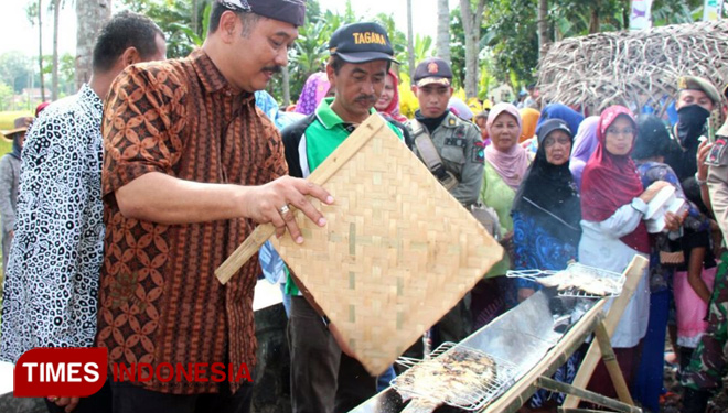 Wabup Yusuf membakar ikan gurami. (FOTO: Humas Pemkab Banyuwangi for TIMES Indonesia)