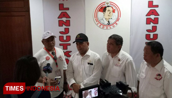 Ketua Umum DPP Sedulur Jokowi, Prof Dr Paiman Raharjo, bersama Bendahara, Dodi Iwa Kusumawijaya, beserta jajaran. (FOTO: Sedulur Jokowi for TIMES Indonesia)