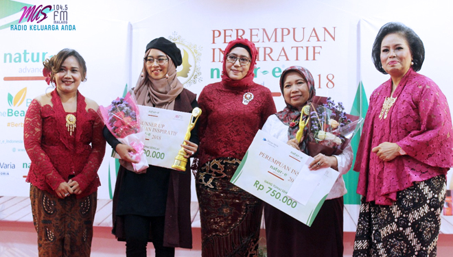 Peraih penghargaan Wanita Inspiratif Nature E 2018, yang diselenggarakan oleh Radio Mas FM, Sabtu (21/4/2018), di hotel Swiss Bellin, Kota Malang, Jawa Timur. (FOTO-FOTO: Radio Mas FM)