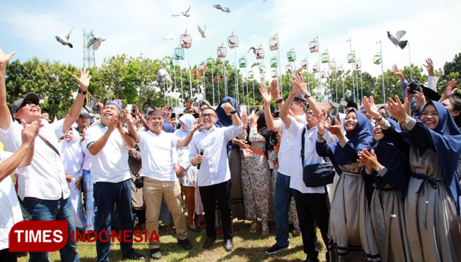 Bupati Anas saat membuka acara dengan melepas merpati. (FOTO: Humas Pemkab Banyuwangi for TIMES Indonesia)