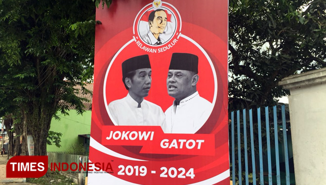 Banner Jokowi - Gatot yang berada di jalan KIS Mangunsarkoro, Bondowoso (FOTO: Moh Bahri/TIMES Indonesia)