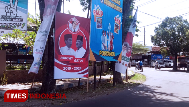 Baliho bergambar Jokowi-Gatot Nurmantyo di Bondowoso.(FOTO: Dokumen TIMES Indonesia)