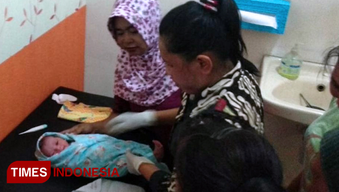 Bayi perempuan yang diduga dibuang orabg tuanya. (FOTO: Happy/ TIMES Indonesia)