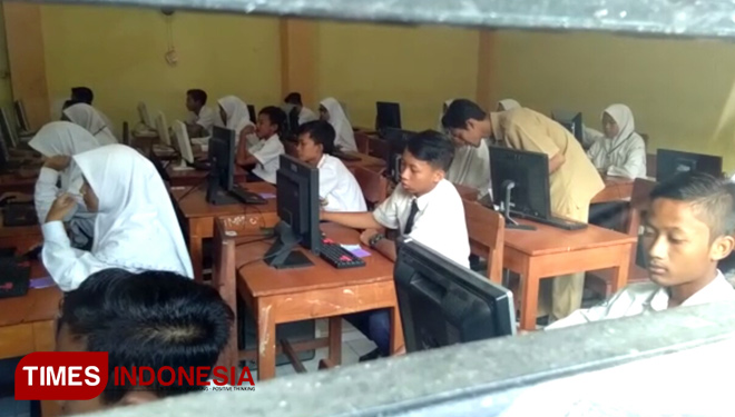 Para siswa SMPN 5 Lamongan, hanya memandangi komputer yang eror, Senin, (23/4/2018). (FOTO: Ardiyanto/TIMES Indonesia)