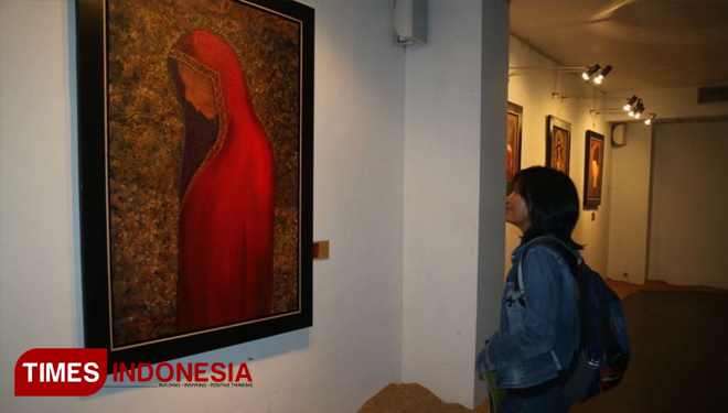 Pesona 'rendah hati' karya Beny Dewo membius pengunjung Gallery AJBS Surabaya, Senin (23/4/2018) malam. (FOTO: Lely Yuana/ TIMES Indonesia)