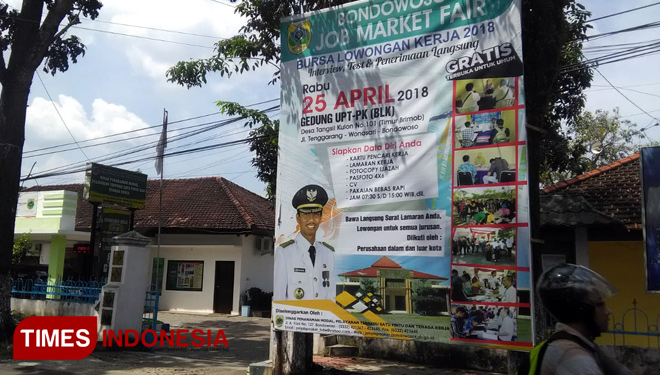 Baliho Job Market Fair Market 2018 di depan Kantor Disnaker jalan A. Yani No. 177. (FOTO: Bahri/TIMES Indonesia)