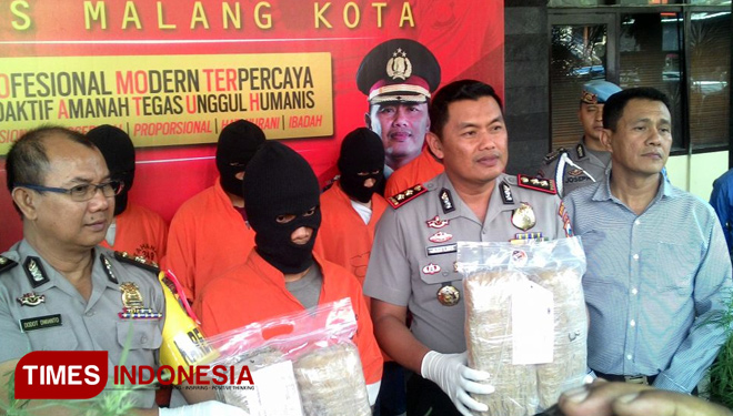 Polresta Malang mengamankan kurir ganja untuk salah satu narapidana Lapas Lowokwaru (FOTO: Imadudin Muhammad/TIMES Indonesia)