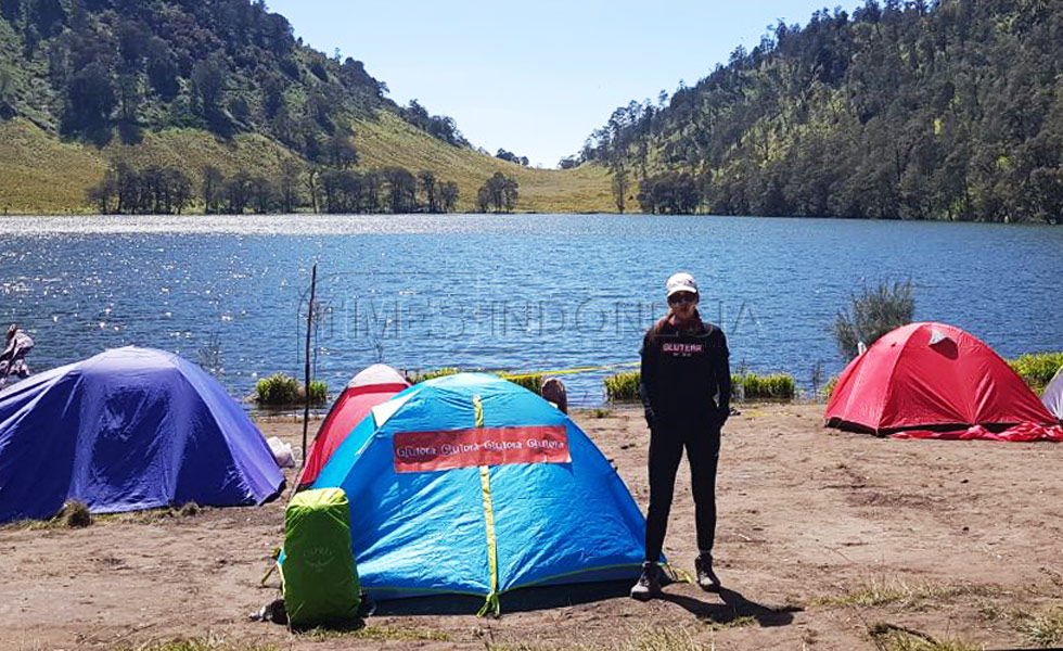 Wiji Astuti saat berfoto di kawasan Kumbolo sebelum mendaki puncak Mahameru.(Gluver Foto/TIMES Indonesia)