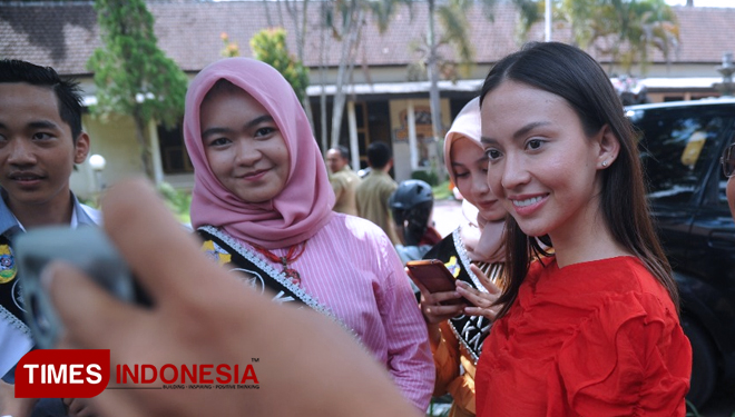 Karina Nadila saat berfoto dengan Kacong Jebing Bondowoso. (FOTO: Sofy/ TIMES Indonesia)