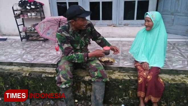 Nenek Pariyem, Saksi Hidup Jalan Setapak Disulap Menjadi Tol Makadam (FOTO: AJP/TIMES Indonesia)