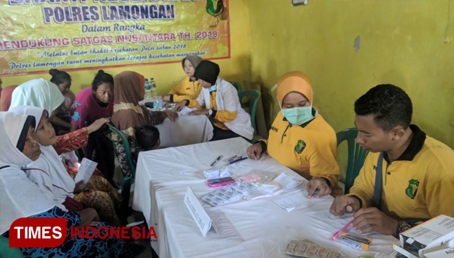 Warga di lingkungan Trisnomulyo, Kelurahan Sidoharjo, Kecamatan Lamongan kota, mendapatkan pemeriksaan kesehatan dari Polres Lamongan, Selasa, (24/4/2018). (FOTO: Ardiyanto/TIMES Indonesia)