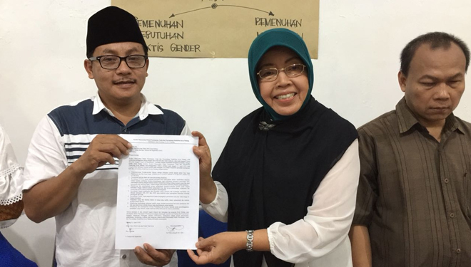 Sutiaji menunjukkan kontrak politik dengan WCC Dian Mutiara Malang. (FOTO: Dokumentasi SAE)