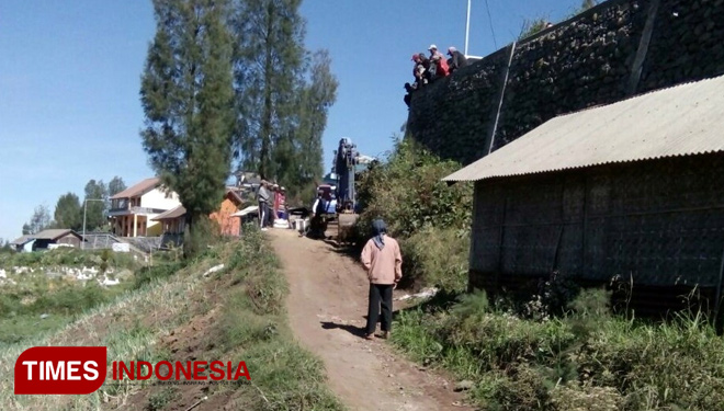 Desa Ngadas terus membenahi infrastrukrur menuju lahan-lahan pertanian untuk memudahkan arus eskonomi dan Kepala Desa Ngadas, Mujianto.(FOTO: Widodo Irianto/TIMES Indonesia)