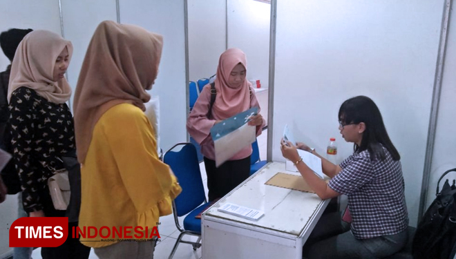 Para pencari kerja antre melihat-lihat daftar lowongan pekerjaan, di Balai Latihan Kerja, Lamongan, Rabu, (25/4/2018). (FOTO: Ardiyanto/TIMES Indonesia)