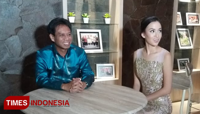 Putri Indonesia Pariwisata Karina Nadila dan Bupati Bondowoso Amin Said Husni ngobrol santai di ruang Cafe Pendapa Bondowoso Jawa Timur pada acara Ijen Festival Bondowoso. (FOTO: Bahrullah/TIMES Indonesia)