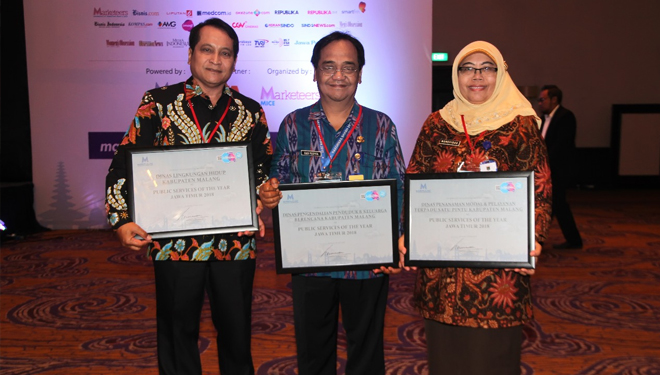Kepala Ketiga OPD Kabupaten Malang yang menerima penghargaan Public Service of The Year Jawa Timur bangga dengan piagamnya. (FOTO: Istimewa)