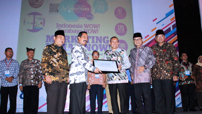 Asisten II Sekdaprov Jawa Timur, Dr. Ir. Fattah Jasin, MS (dua dari kiri) memberikan penghargaan kepada Direktur RSUD Sidoarjo, dr. Atok Irawan, Sp.P (tiga dari kiri) didampingi oleh Bupati Sidoarjo H. Saiful Ilah (kiri) (FOTO: Istimewa)