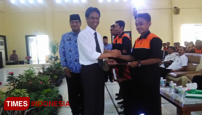 Bupati Bondowoso, Amin Said Husni, Memberikat Sertifikat ke peserta Pelatihan Berbasis Kompetensi,  saat pembukaan Bondowoso Job Market 2018. (FOTO: Moh Bahri/TIMES Indonesia)