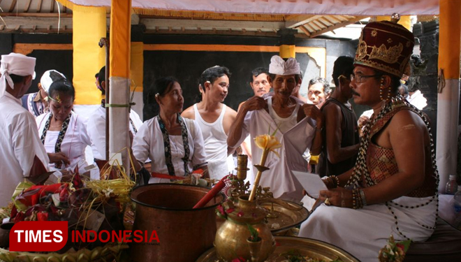 Ida Bopo Pandita Giri Darma Arsa menyucikan umat yang hadir dalam acara piodalan di Pura Dharma Marga. (FOTO: Erwin Wahyudi/TIMES Indonesia)