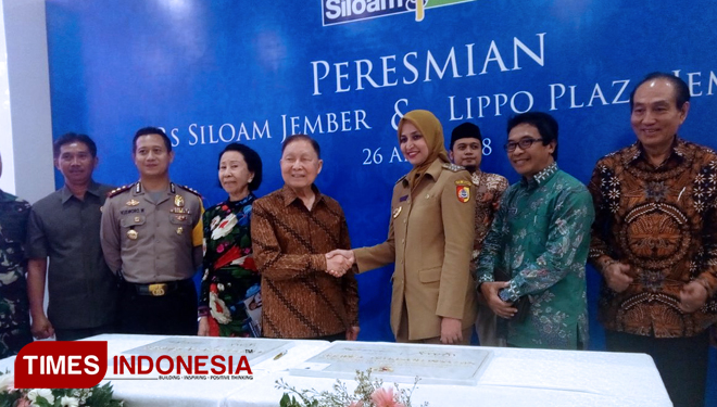 Bupati jember bersalaman dengan pendiri lippo group setelah menandatangani prasasti peresmian lippo group dan siloam hospital (FOTO: Desi Wahyuningsih/TIMES Indonesia)
