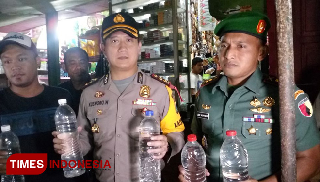 Kapolres Jember AKBP Kusworo Wibowo dan Dandim 0824 Jember Letkol Inf Arif Munawar menunjukkan botol berisi minuman keras oplosan dalam sidak di toko di Kawasan Gebang, Jember. (FOTO: Dody Bayu Prasetyo/TIMES Indonesia)
