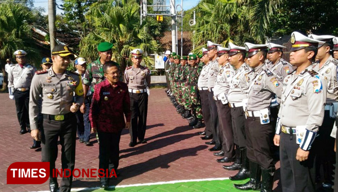 Kapolres Batu, AKBP Budi Hermanto dan Wakil Wali Kota Batu, Punjul Santoso saat gelar apel pasukan Operasi Patuh Semeru 2018, Kamis (26/4/2018) di Mapolres Batu. (FOTO: Ferry/TIMES Indonesia)