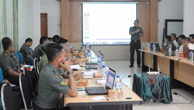Prajurit Korem Bhaskara Jaya mengikuti pembekalan data PJE, Kamis (26/4/2018). (FOTO: Istimewa)