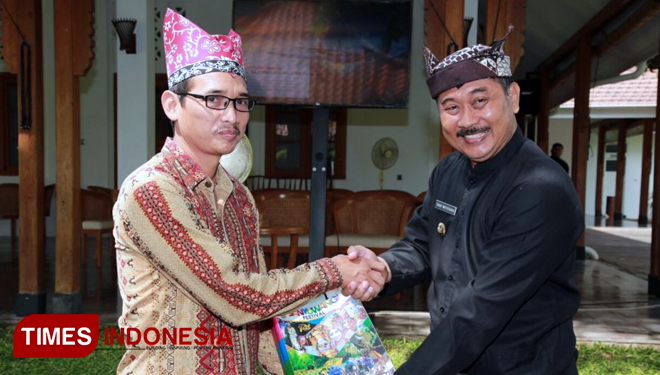 Dr Sugiarto dan Wabup Yusuf di Pendopo Sabha Swagata Blambangan. (FOTO: Humas Pemkab Banyuwangi for TIMES Indonesia)