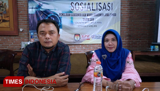 Ketua KPU Kabupaten Malang, Santoko dan Divisi Perencanaan dan Data, Sofi Rahma Dewi dalam sosialisasi kepada wartawan.(FOTO: widodo irianto/TIMES Indonesia)