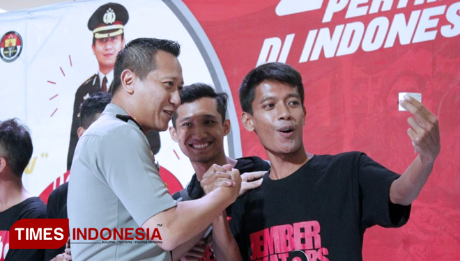 Kapolres Jember AKBP Kusworo Wibowo diajak foto bersama anggota Jember Creators saat launching lomba vlog Polres Jember dia Lippo Plaza, Jumat (27/4/2018). (FOTO: Siti Mukifah/TIMES Indonesia)