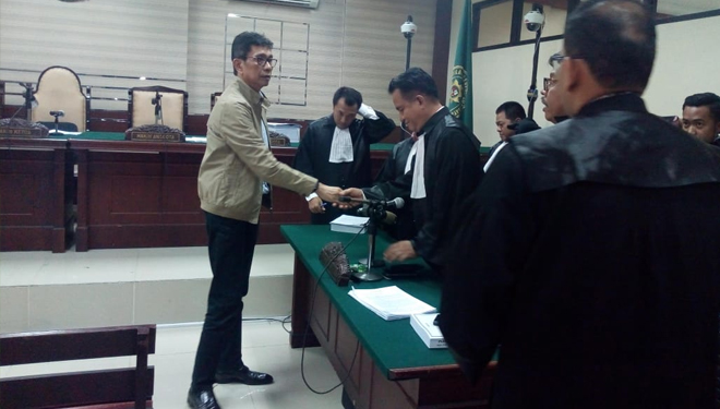 Mantan Wali Kota Batu Eddy Rumpoko usai menjalani sidang di Pengadilan Tipikor Surabaya, Jumat (27/4/2018). (FOTO: Istimewa)