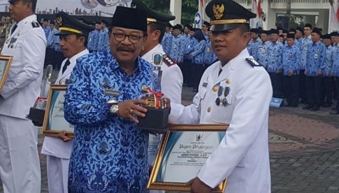 Sopan Efendi, Camat Sumbermalang, Kabupaten Situbondo saat diberikan penghargaan sebagai salah satu camat terbaik di Jawa Timur oleh Gubernur Jawa Timur, Soekarwo di Halaman Kantor Gubernur di Surabaya. (FOTO: istimewa)