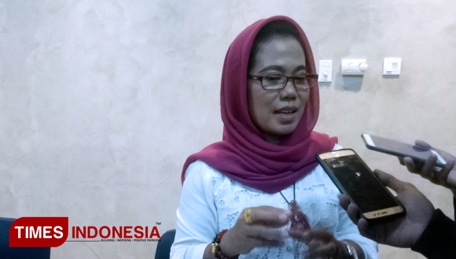 Sekretaris DPD PDI Jawa Timur Sri Untari usai menghadiri rilis hasil survey Pilgub Jatim oleh Surabaya Survey Center (SSC) di Hotel Yellow Jemur Sari Surabaya. Jum'at 27/04/2018 (FOTO: Arul Nasrullah/TIMES Indonesia)
