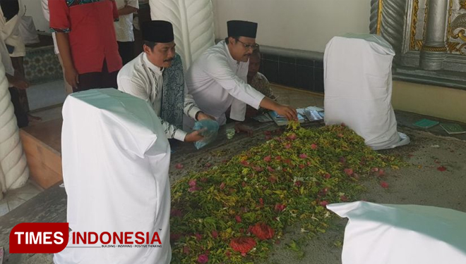 Kunjungi Gresik, Gus Ipul Ziarah ke Makam Kanjeng Sepuh