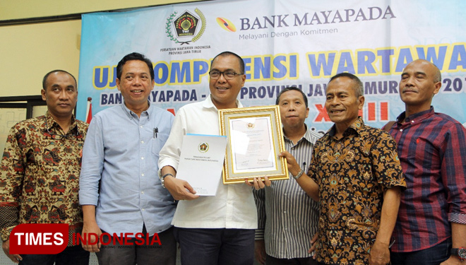 Ketua PWI Jatim Akhmad Munir (baju putih) menerima Award dari PWI pusat yang diberikan oleh AS Depari, perwakilan PWI Pusat. (FOTO: PWI Jatim for TIMES Indonesia)