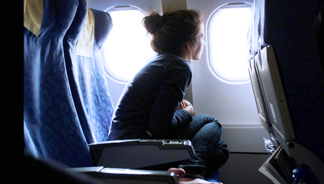 Duduk dekat jendela saat naik pesawat (FOTO: youtube.com/user/gatinhaw4)