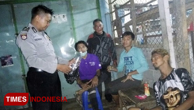 Dua pemuda Mujib dan Dony, saat diamankan petugas Polsek Bantaran Polres Probolinggo Jawa Timur, saat tenggak arak di pinggir jalan.(FOTO: Humas Polres Probolinggo for Times Indonesia)