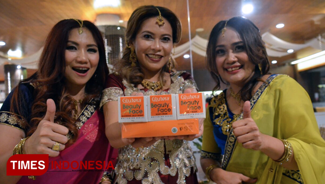 Dua produk baru Glutera, yakni Glutera Beauty Face Cream Whitening dan Glowing Jelly Night diluncurkan bersamaan dengan kemeriahan Anniversary 6th Glutera di Ballroom Ijen Suites Hotel Malang, Jatim (28/4/2018) (FOTO: Tria Adha/ TIMES Indonesia)