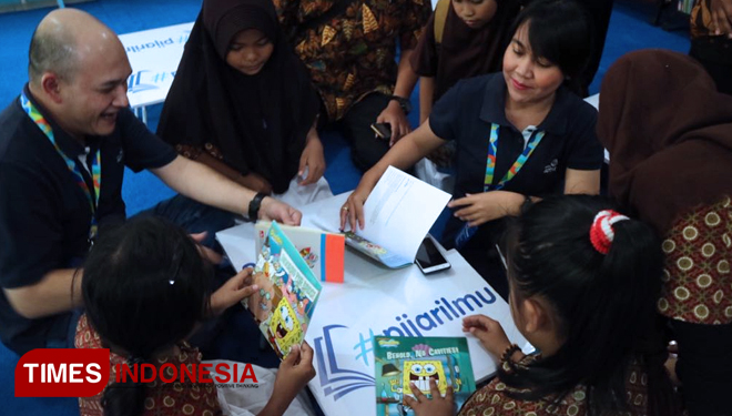 Siswa SDN Keputih 245 Surabaya kini bisa menikmati perpustakaan yang nyaman persembahan program CSR Astra, Jumat (27/4/2018).(FOTO: Lely Yuana/ TIMES Indonesia)