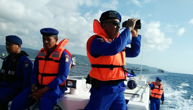Cari Korban KMP Karya Maritim, Tim SAR Gabungan Sisir Selat Bali. (FOTO: RRI)