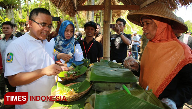 Bupati Anas berbelanja di Pasar Kampung Kreasi. (FOTO: Humas Pemkab Banyuwangi for TIMES Indonesia)